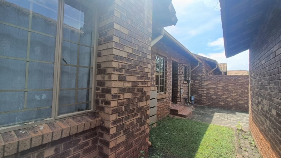 3 Bedroom Property for Sale in Die Hoewes Gauteng