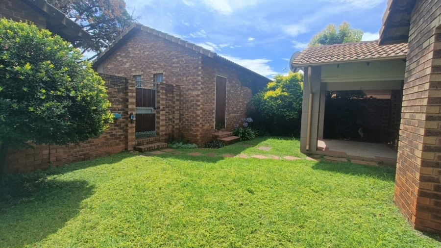 3 Bedroom Property for Sale in Die Hoewes Gauteng