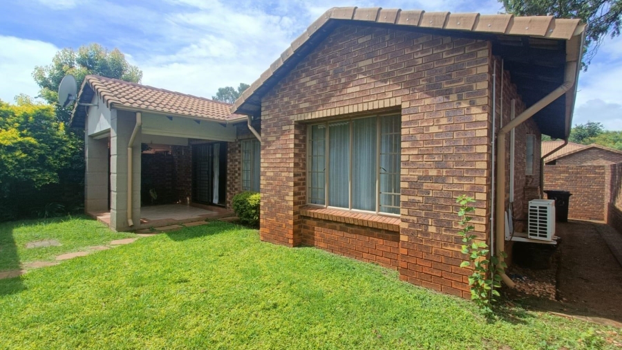 3 Bedroom Property for Sale in Die Hoewes Gauteng