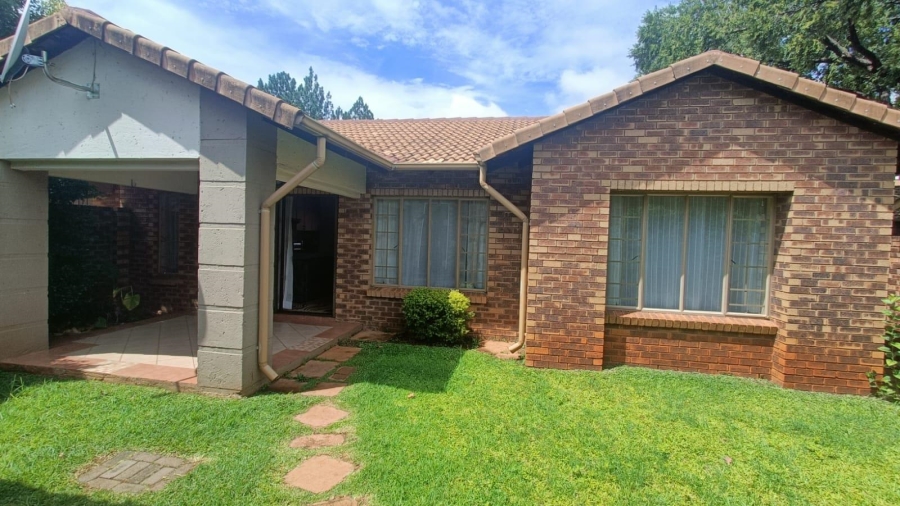 3 Bedroom Property for Sale in Die Hoewes Gauteng