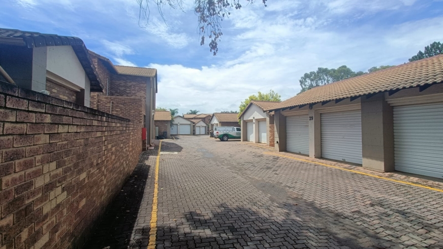 3 Bedroom Property for Sale in Die Hoewes Gauteng