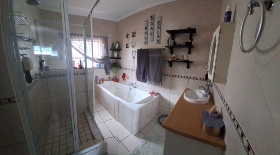 To Let 4 Bedroom Property for Rent in Eldoraigne Gauteng