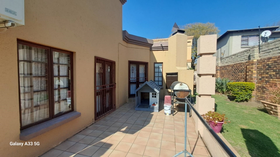 3 Bedroom Property for Sale in Buccleuch Gauteng