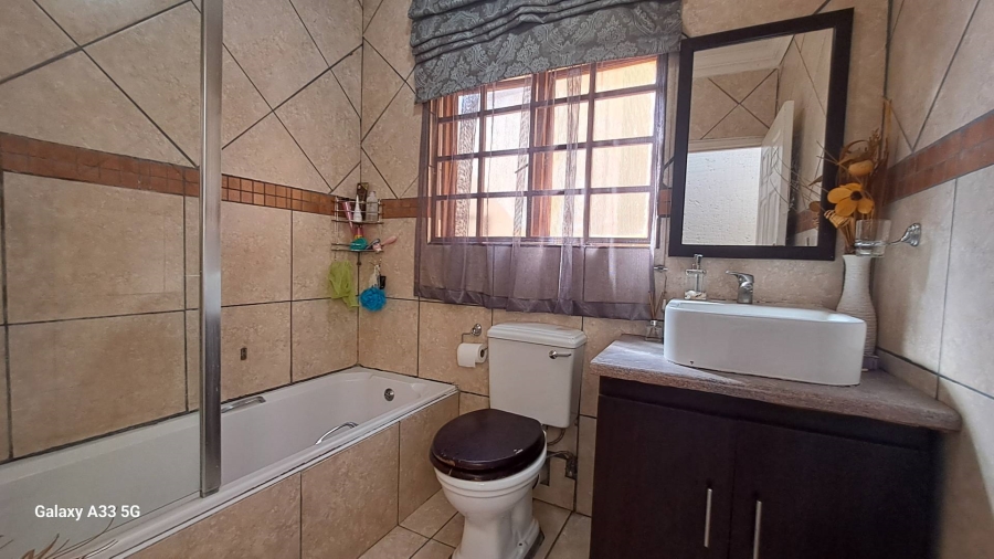 3 Bedroom Property for Sale in Buccleuch Gauteng