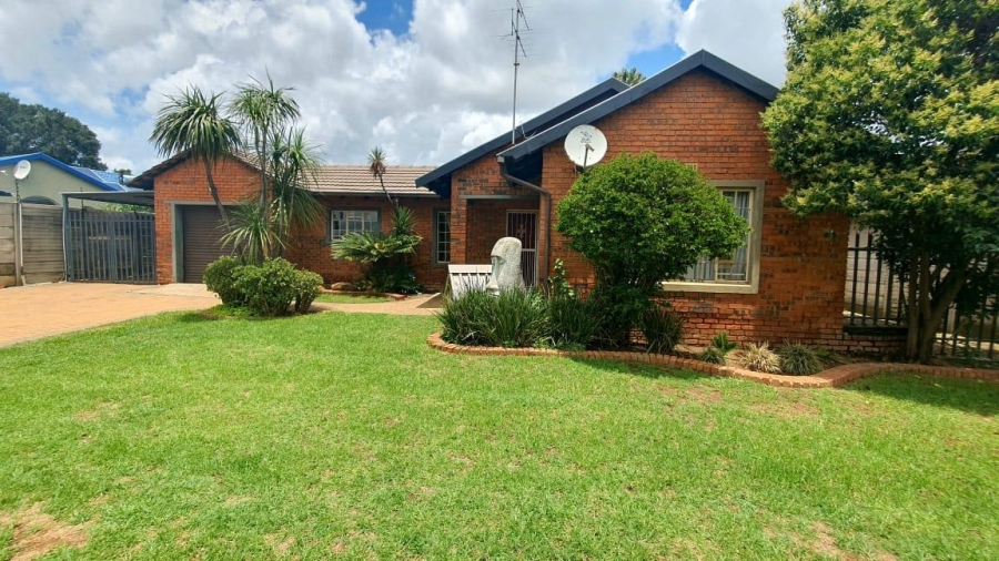 To Let 3 Bedroom Property for Rent in Bonaero Park Ext 3 Gauteng