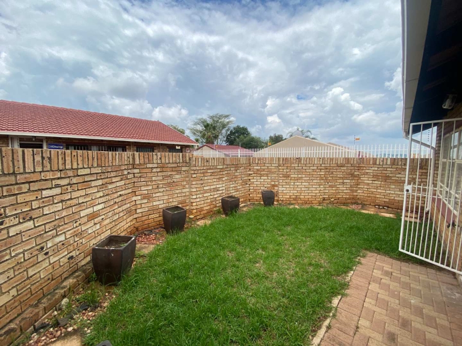 2 Bedroom Property for Sale in Noordheuwel Gauteng