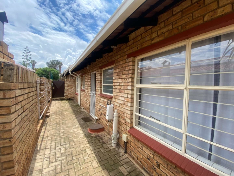 2 Bedroom Property for Sale in Noordheuwel Gauteng