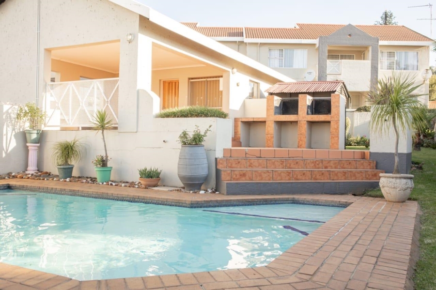 2 Bedroom Property for Sale in Constantia Kloof Gauteng