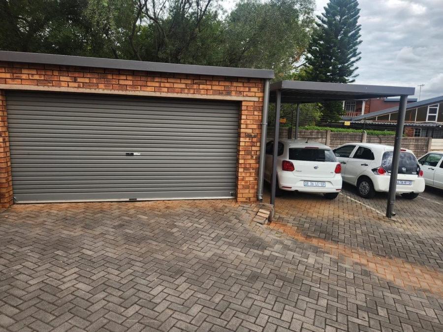 2 Bedroom Property for Sale in Die Hoewes Gauteng