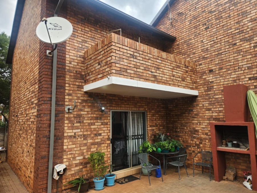 2 Bedroom Property for Sale in Die Hoewes Gauteng