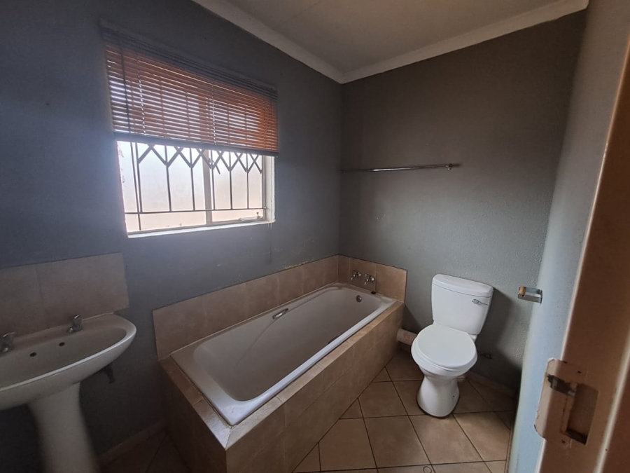 To Let 2 Bedroom Property for Rent in Olievenhoutbosch A H Gauteng