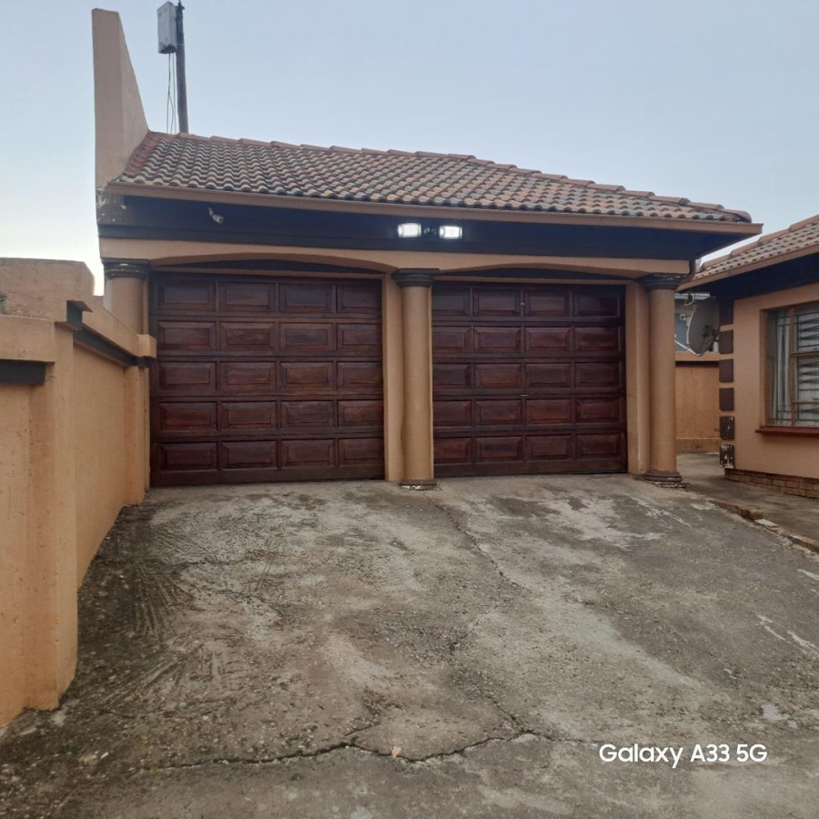 3 Bedroom Property for Sale in Clayville Gauteng