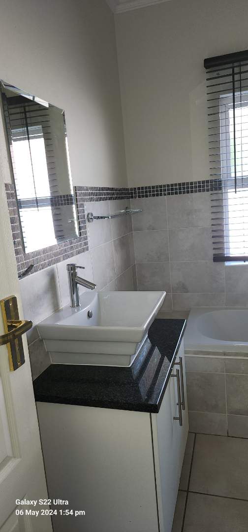 To Let 2 Bedroom Property for Rent in Saxonwold Gauteng