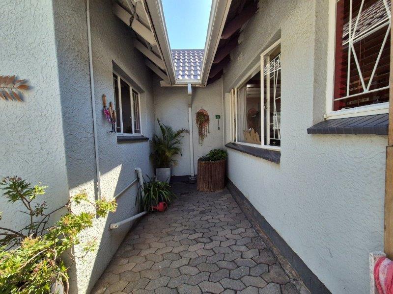 3 Bedroom Property for Sale in Farrarmere Gauteng