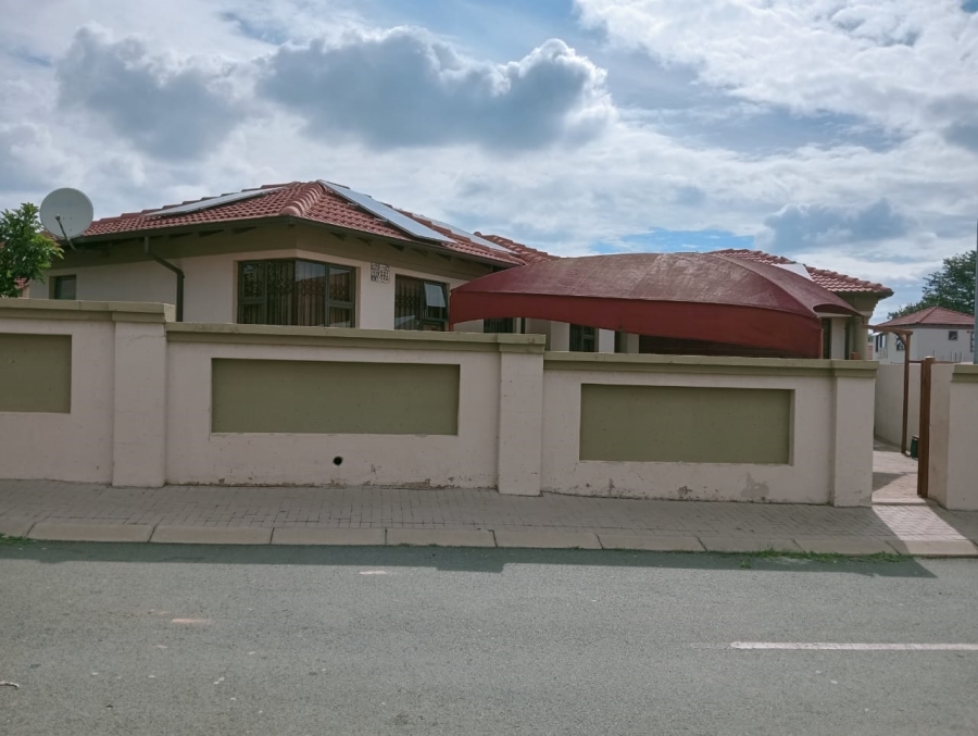 3 Bedroom Property for Sale in Commercia Gauteng