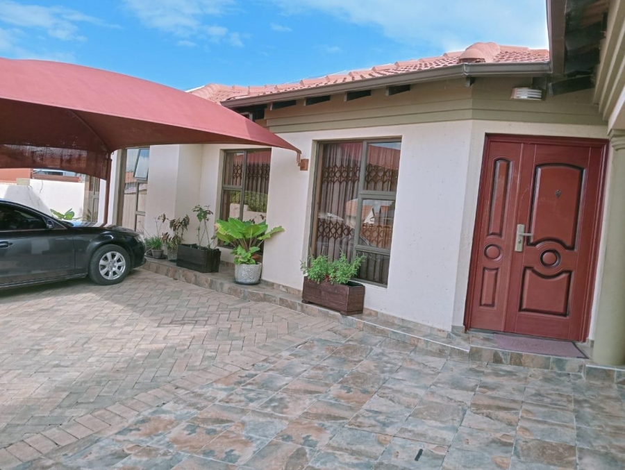 3 Bedroom Property for Sale in Commercia Gauteng