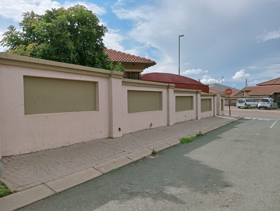 3 Bedroom Property for Sale in Commercia Gauteng