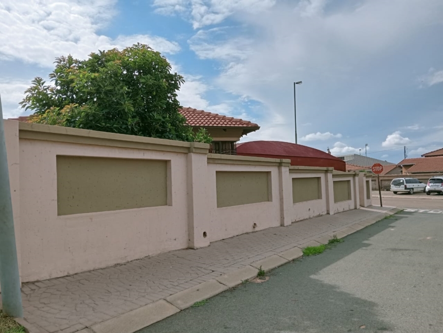 3 Bedroom Property for Sale in Commercia Gauteng