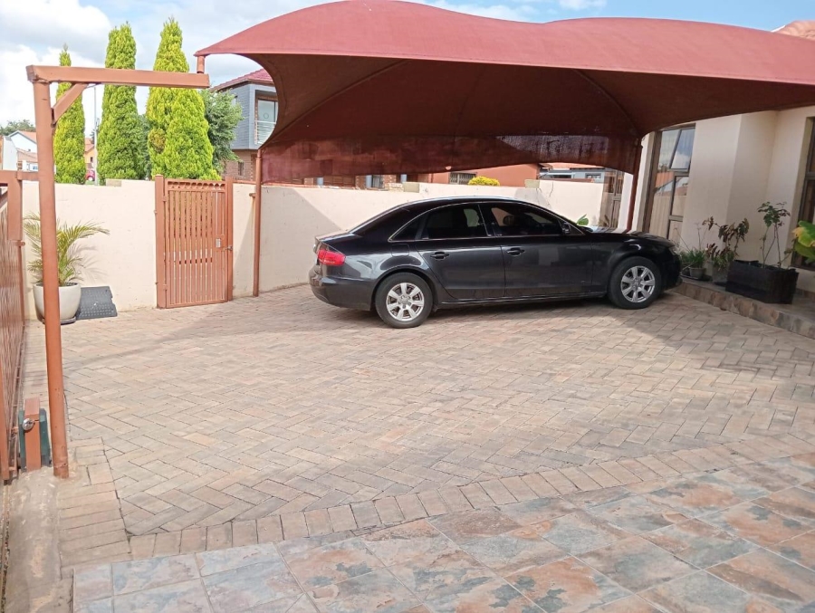 3 Bedroom Property for Sale in Commercia Gauteng