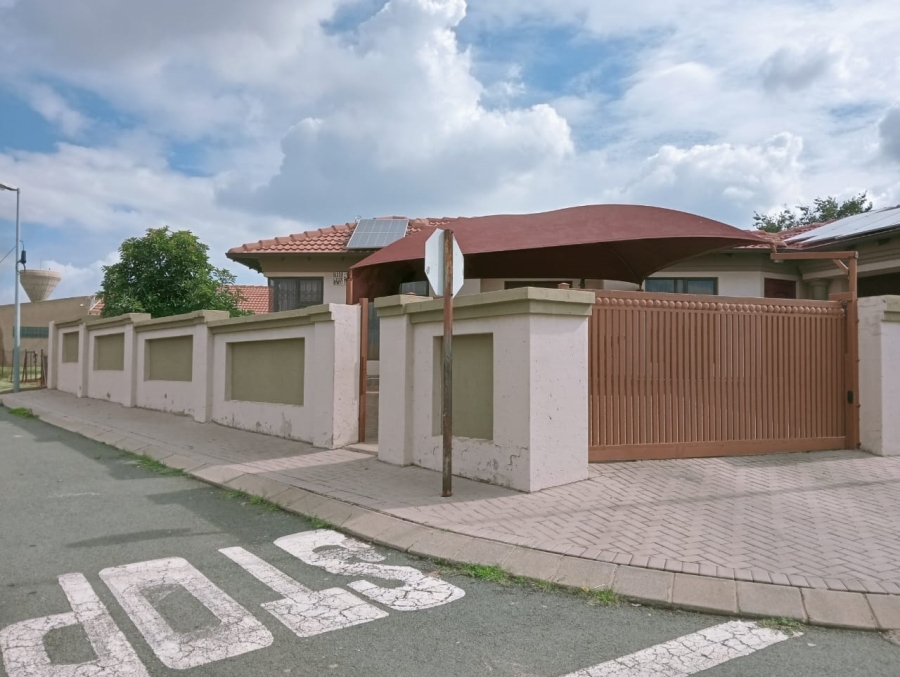 3 Bedroom Property for Sale in Commercia Gauteng