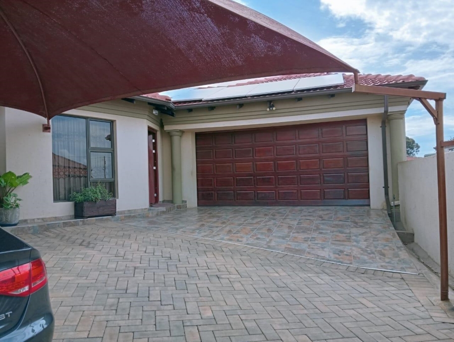 3 Bedroom Property for Sale in Commercia Gauteng