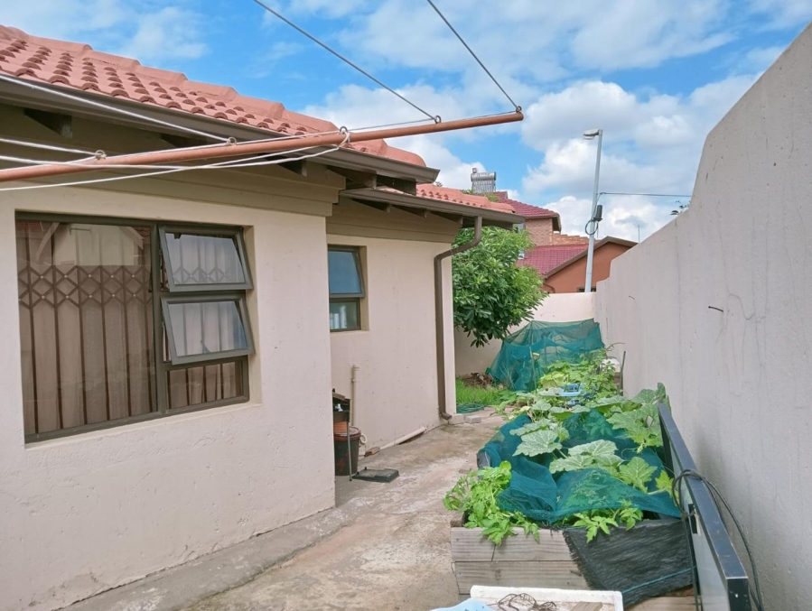 3 Bedroom Property for Sale in Commercia Gauteng