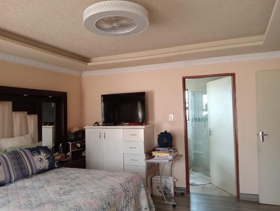 3 Bedroom Property for Sale in Commercia Gauteng