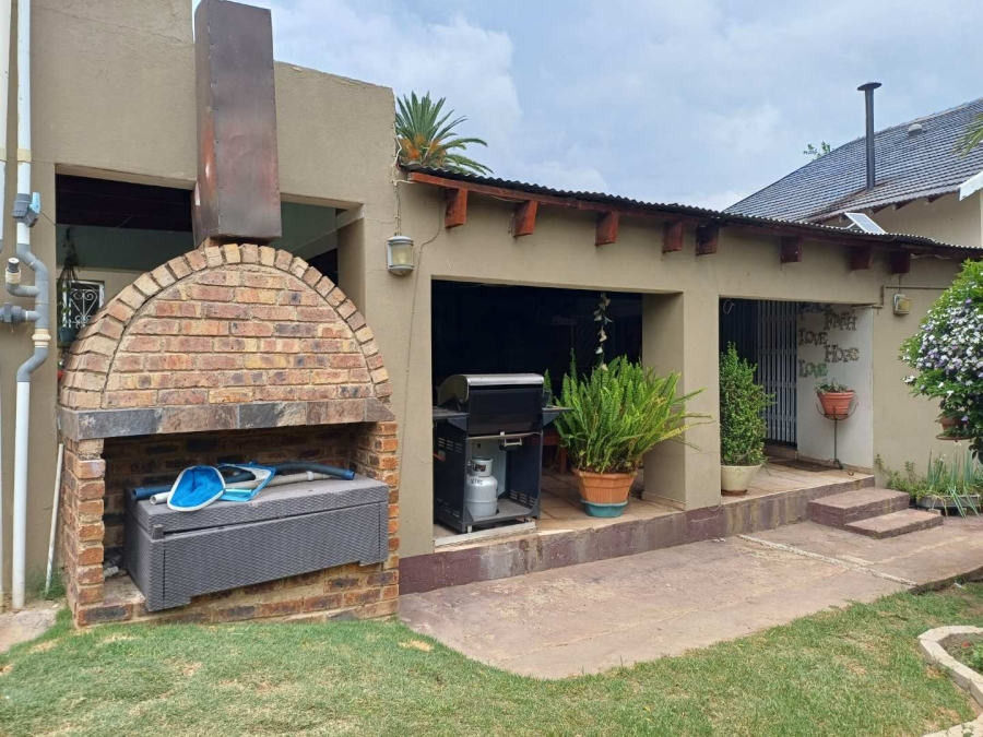 To Let 3 Bedroom Property for Rent in Fontainebleau Gauteng