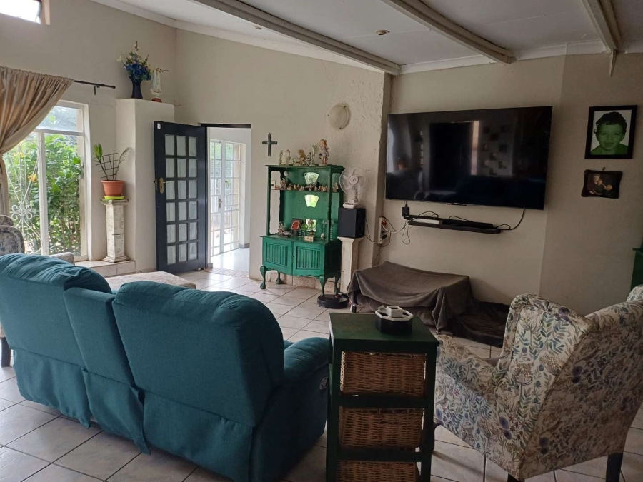 To Let 3 Bedroom Property for Rent in Fontainebleau Gauteng