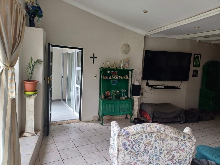 To Let 3 Bedroom Property for Rent in Fontainebleau Gauteng