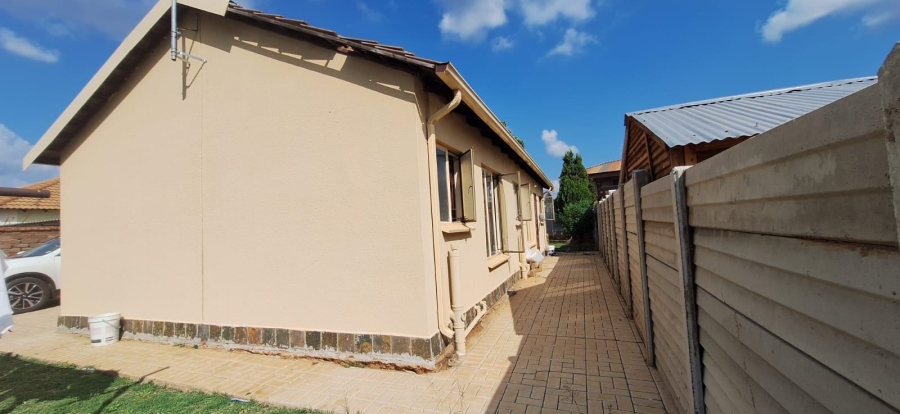 3 Bedroom Property for Sale in Rosslyn Gauteng