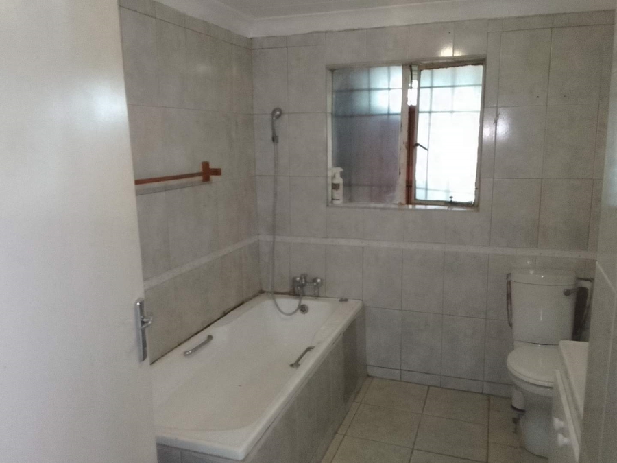 To Let 2 Bedroom Property for Rent in Glen Austin Gauteng