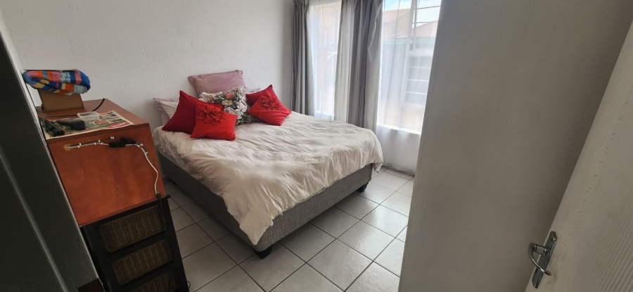 To Let 2 Bedroom Property for Rent in New Redruth Gauteng