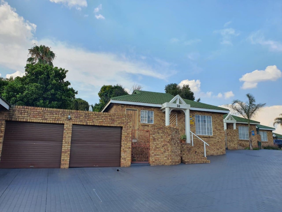 To Let 2 Bedroom Property for Rent in Die Hoewes Gauteng