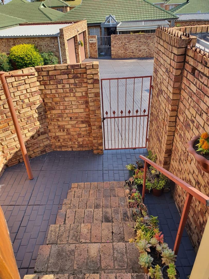 To Let 2 Bedroom Property for Rent in Die Hoewes Gauteng