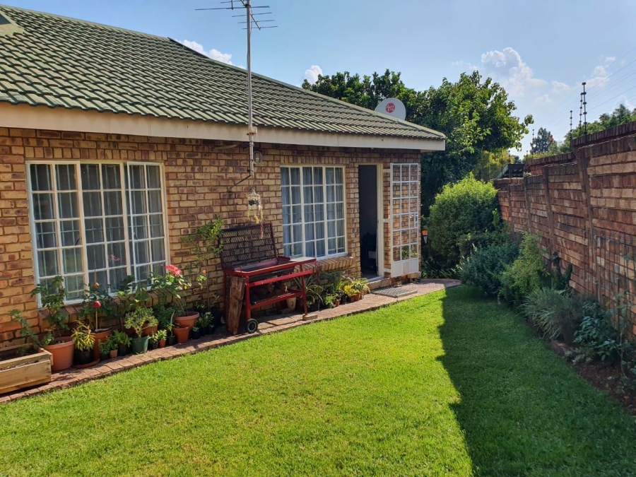 To Let 2 Bedroom Property for Rent in Die Hoewes Gauteng