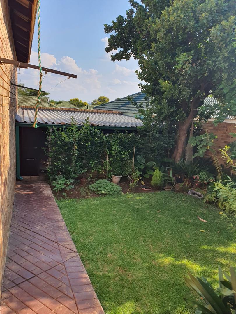 To Let 2 Bedroom Property for Rent in Die Hoewes Gauteng