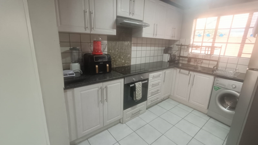 4 Bedroom Property for Sale in Die Hoewes Gauteng