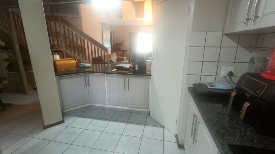 4 Bedroom Property for Sale in Die Hoewes Gauteng