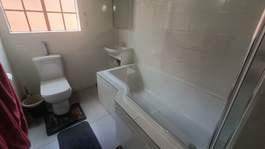 4 Bedroom Property for Sale in Die Hoewes Gauteng