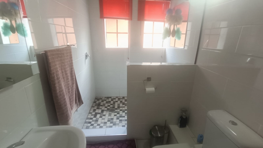 4 Bedroom Property for Sale in Die Hoewes Gauteng