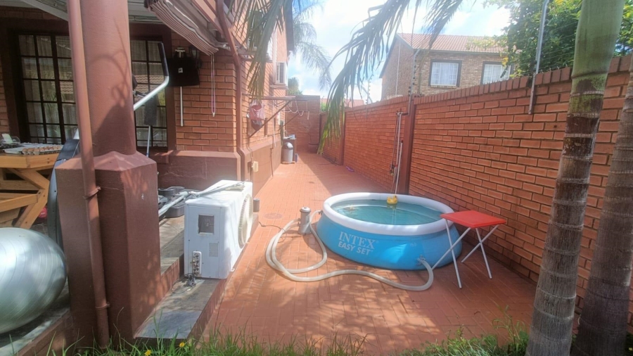 4 Bedroom Property for Sale in Die Hoewes Gauteng