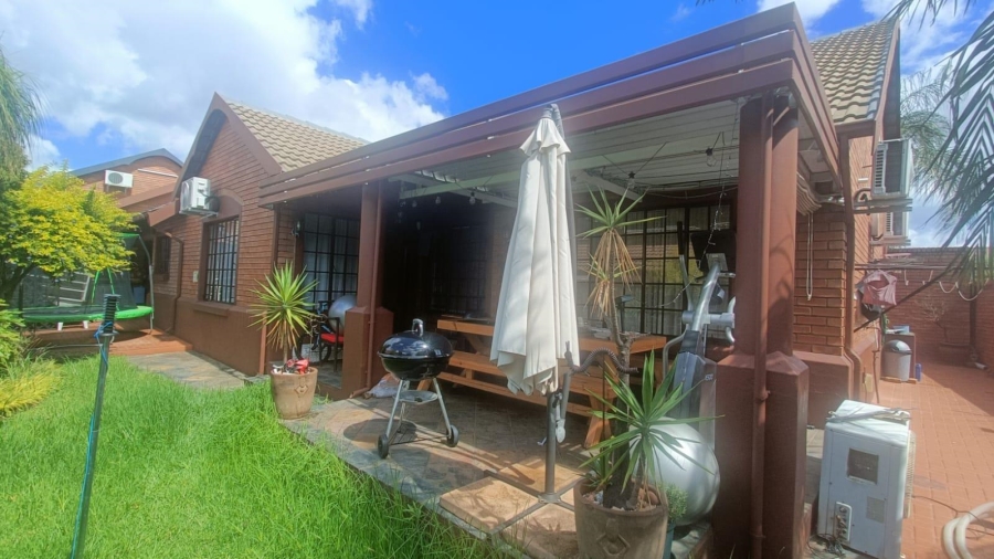 4 Bedroom Property for Sale in Die Hoewes Gauteng