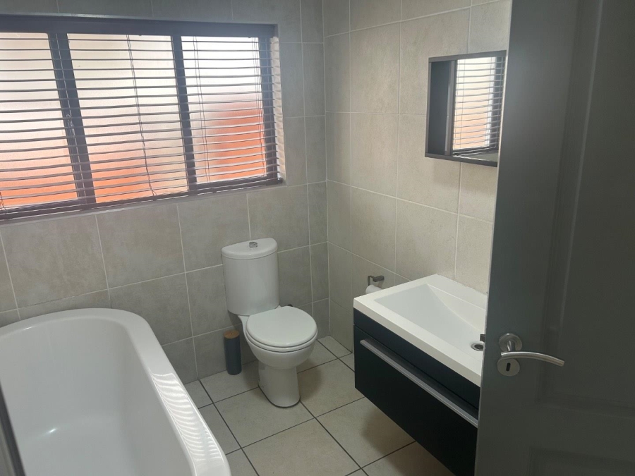 To Let 2 Bedroom Property for Rent in Greenstone Hill Gauteng