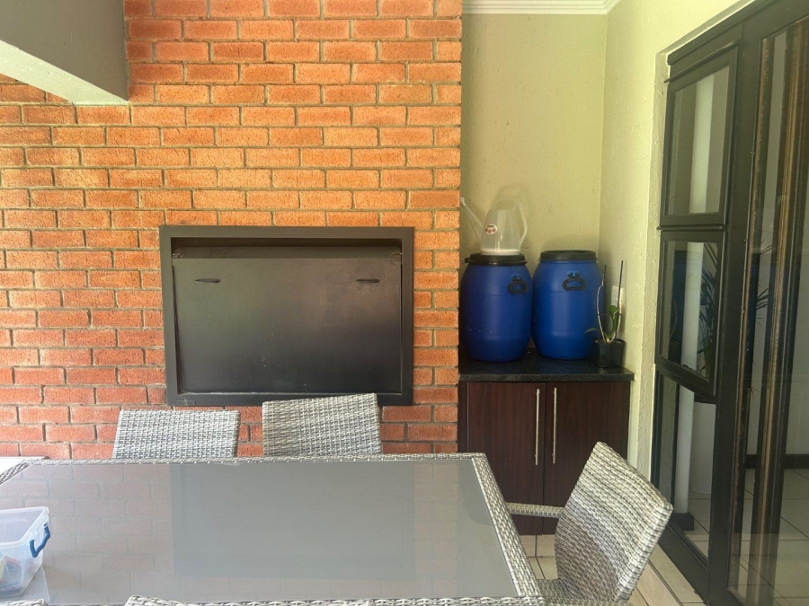 To Let 2 Bedroom Property for Rent in Greenstone Hill Gauteng