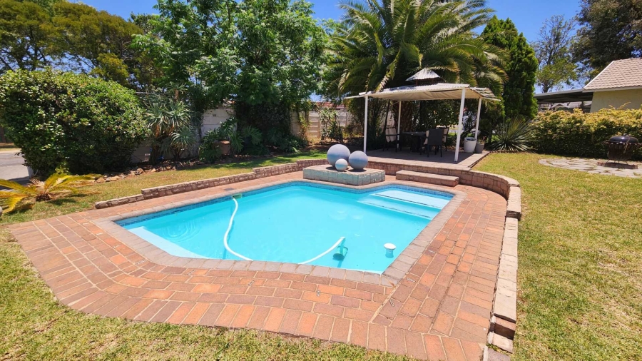 6 Bedroom Property for Sale in Brackendowns Gauteng