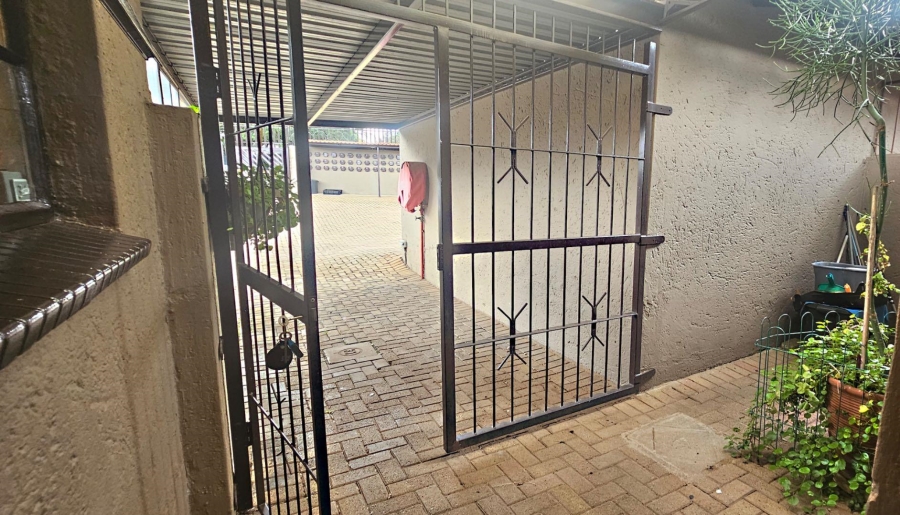 2 Bedroom Property for Sale in Weltevreden Park Gauteng