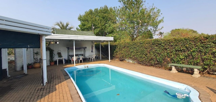 5 Bedroom Property for Sale in Glenanda Gauteng