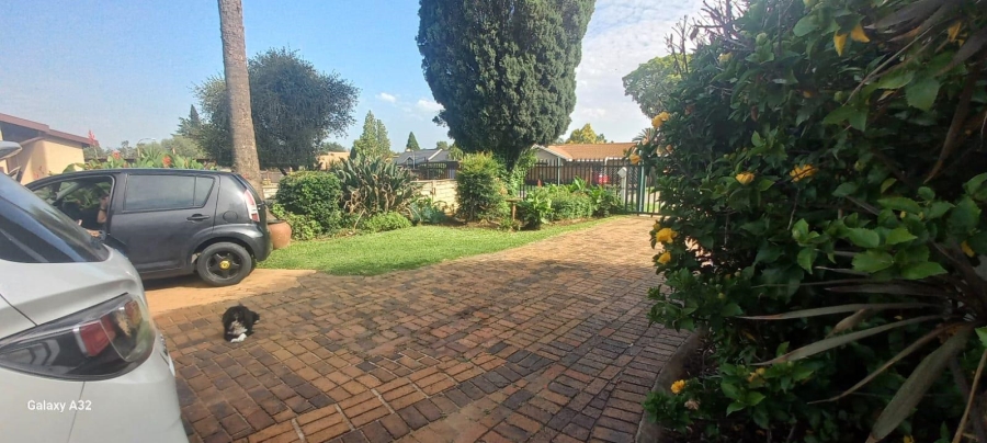 3 Bedroom Property for Sale in Brackendowns Gauteng