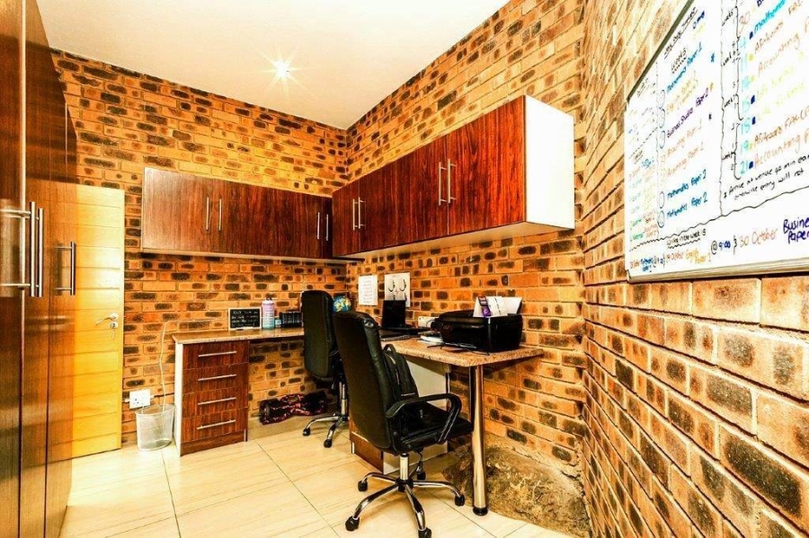 5 Bedroom Property for Sale in Glenvista Gauteng